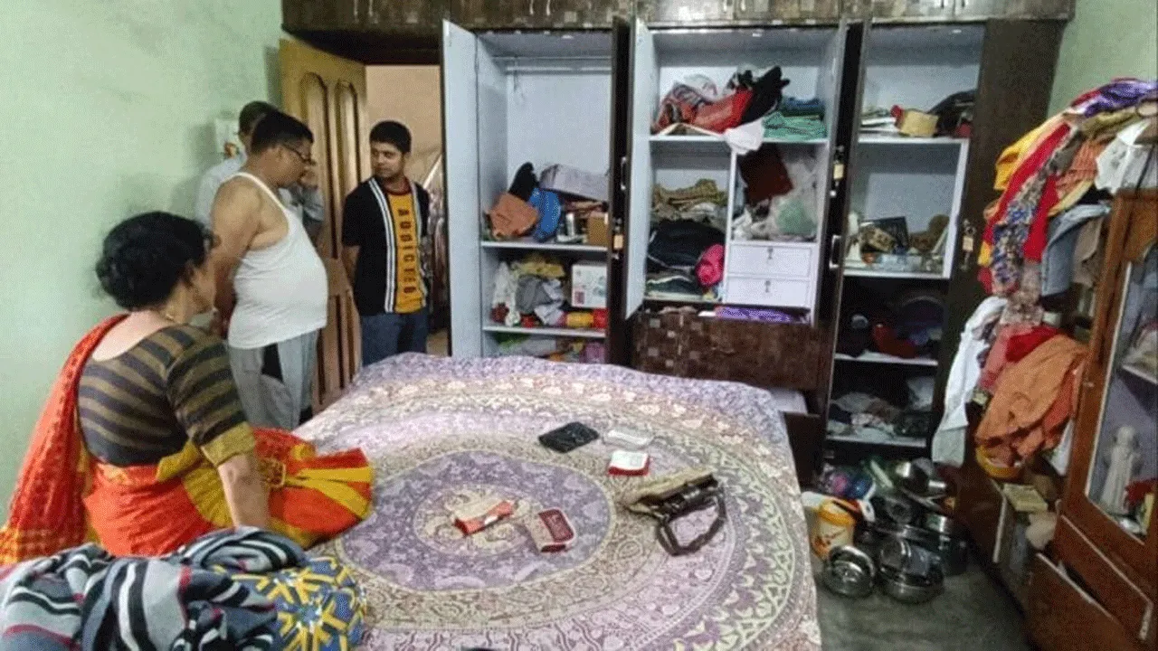 বাড়িতে নিরাপত্তা রক্ষী রেখেও আটকানো গেল না চুরি