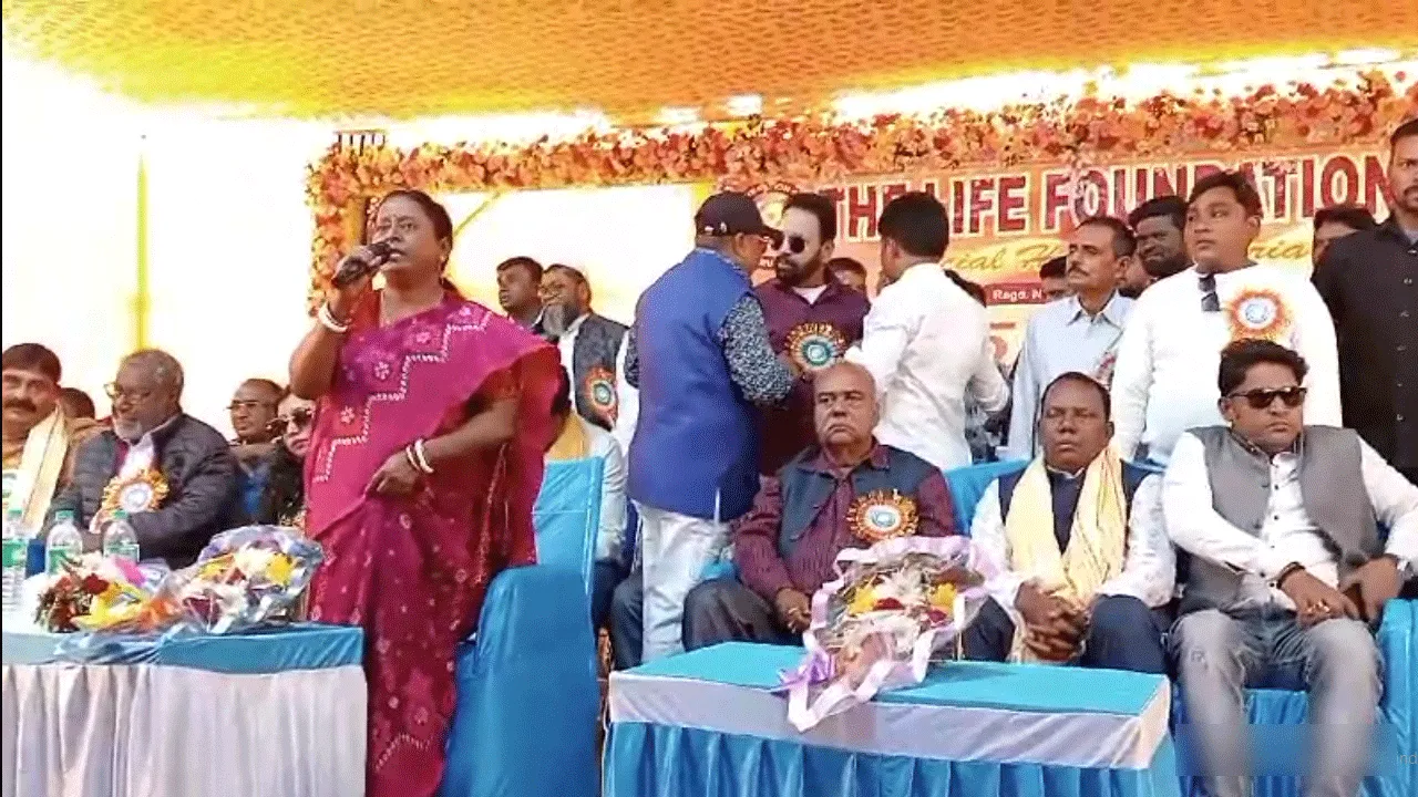 কয়লা মাফিয়ার হাতে সম্বর্ধিত জেলা পরিষদের সভাধিপতি, বিতর্ক