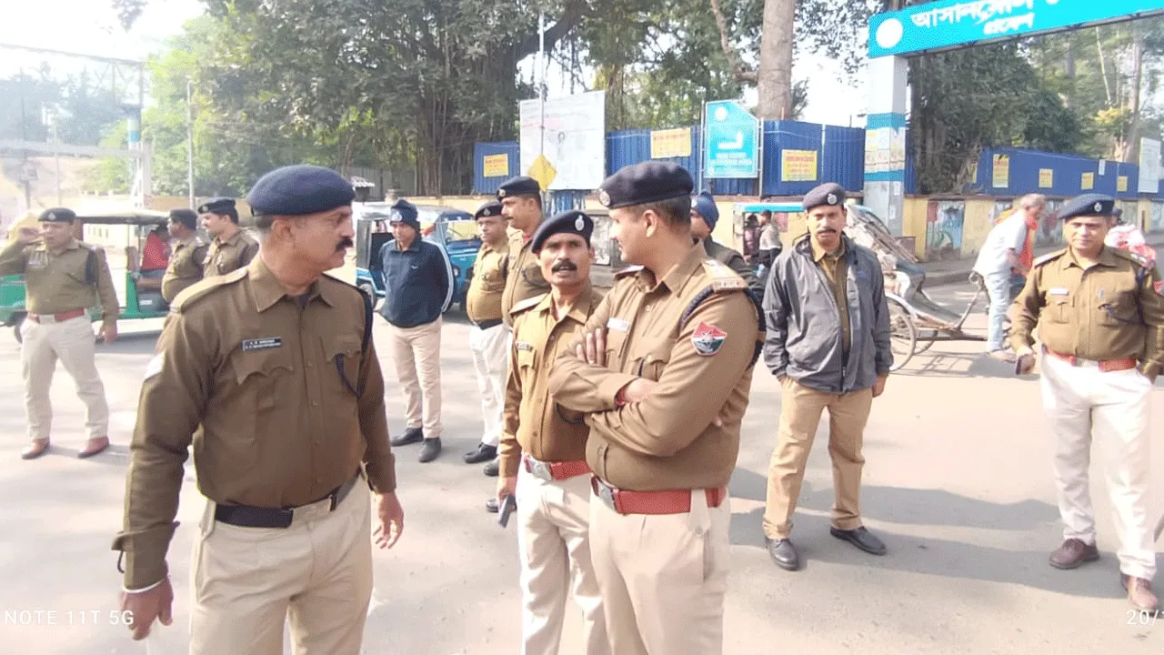 আসানসোল স্টেশন চত্বরে টায়ার জ্বালিয়ে রাস্তা অবরোধ, বিক্ষোভ আইএনটিটিইউসির