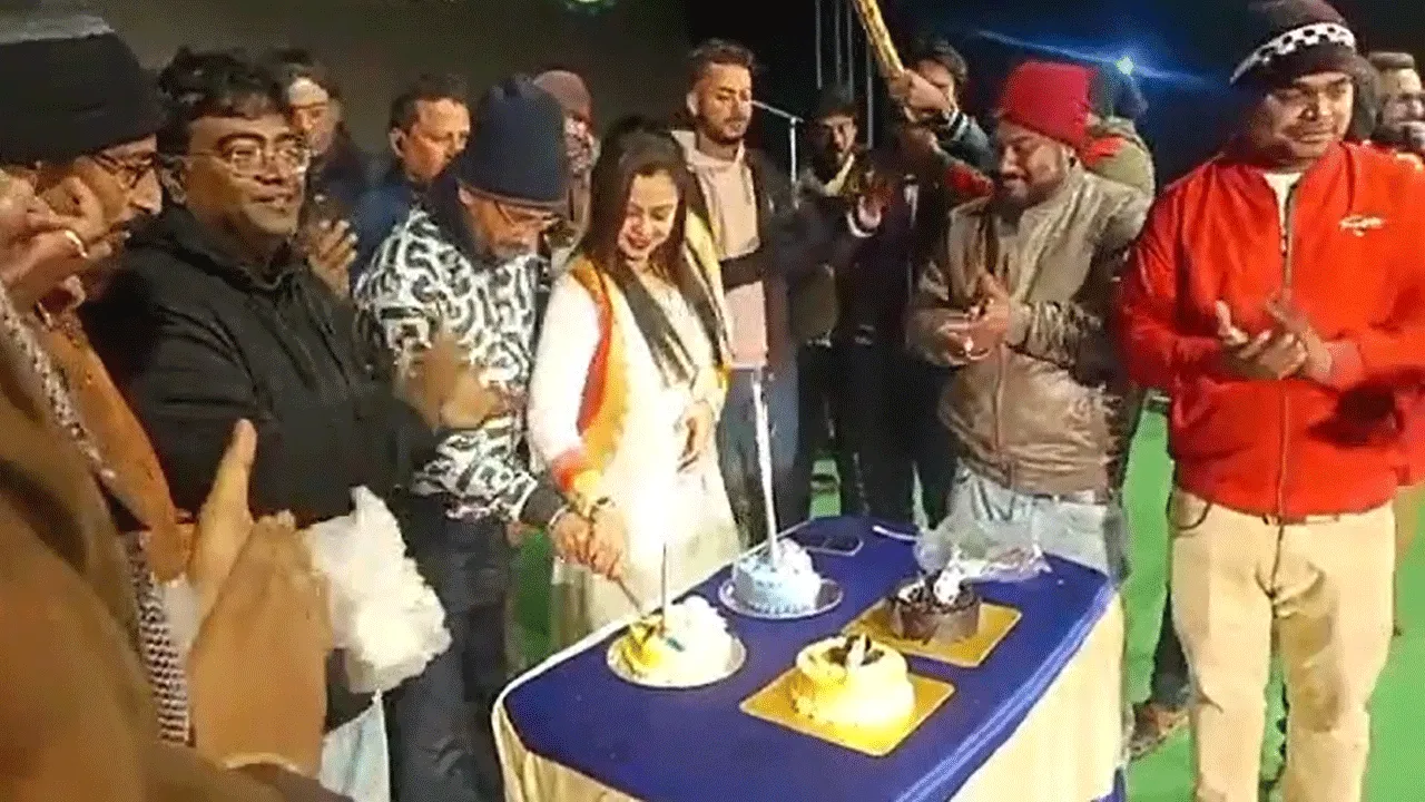 দুর্গাপুর উৎসব মঞ্চে বিবাহবার্ষিকী, দায় নিলেন না মন্ত্রী, দিপুরই, ভক্তরাই ভাইরাল করলো ভিডিও
