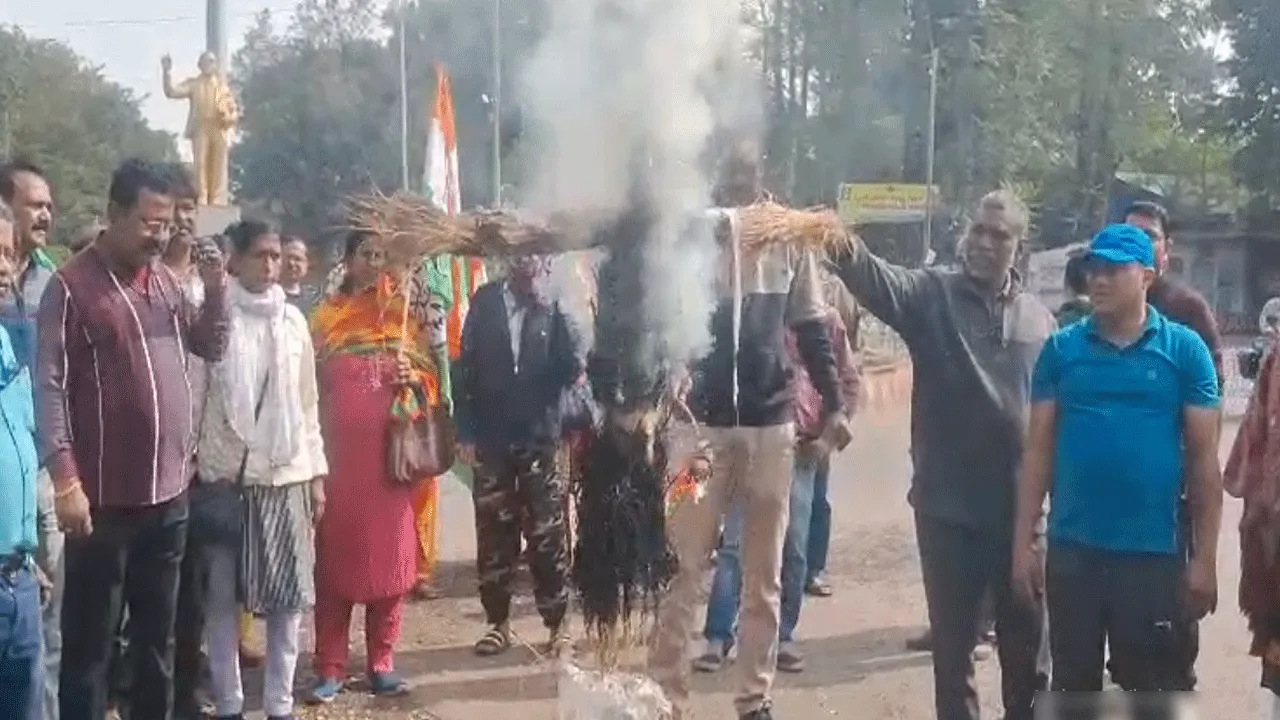 ডঃ বি.আর আম্বেদকরকে অপমান, শাহের কুশপুত্তলিকা দাহ শহরে
