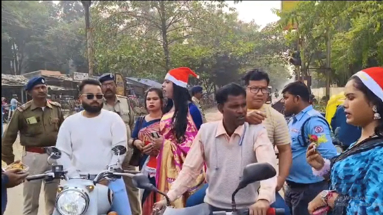 বড়দিনে শহরের পথে বৃহন্নলারা