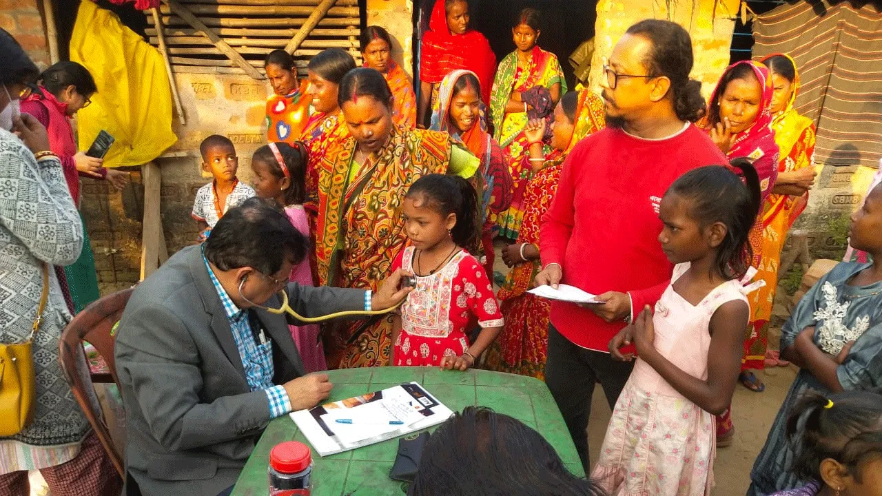 নিজের জন্মদিনে শিশুদের স্বাস্থ্য পরীক্ষা করলেন চিকিৎসক
