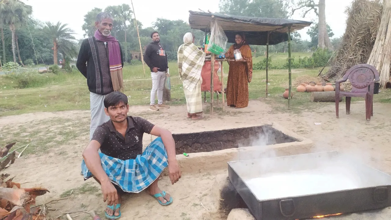 স্থানীয়দের রসনা ত‍ৃপ্তিতে ব্যস্ত নদীয়ার খেজুর গুড় ব্যবসায়ী