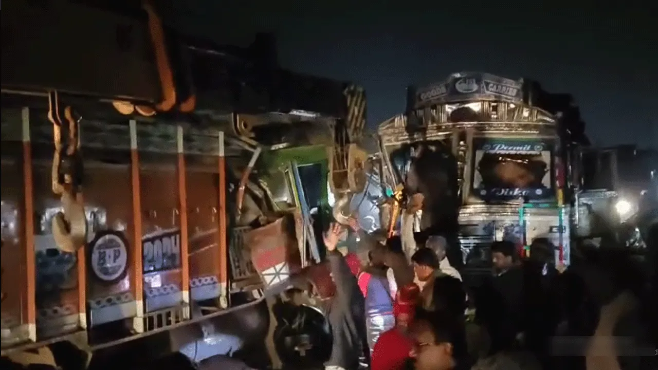 জাতীয় সড়কে দুটি ট্রাকের সংঘর্ষ, কেবিন কেটে আহত দুই চালককে উদ্ধার