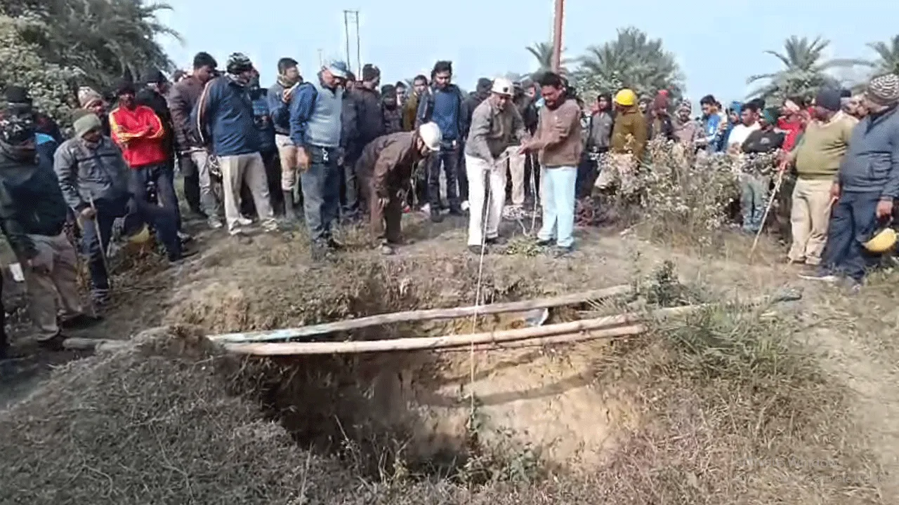 অবৈধ পরিত্যক্ত কয়লাখনির গর্তে পড়ে গেল যুবক