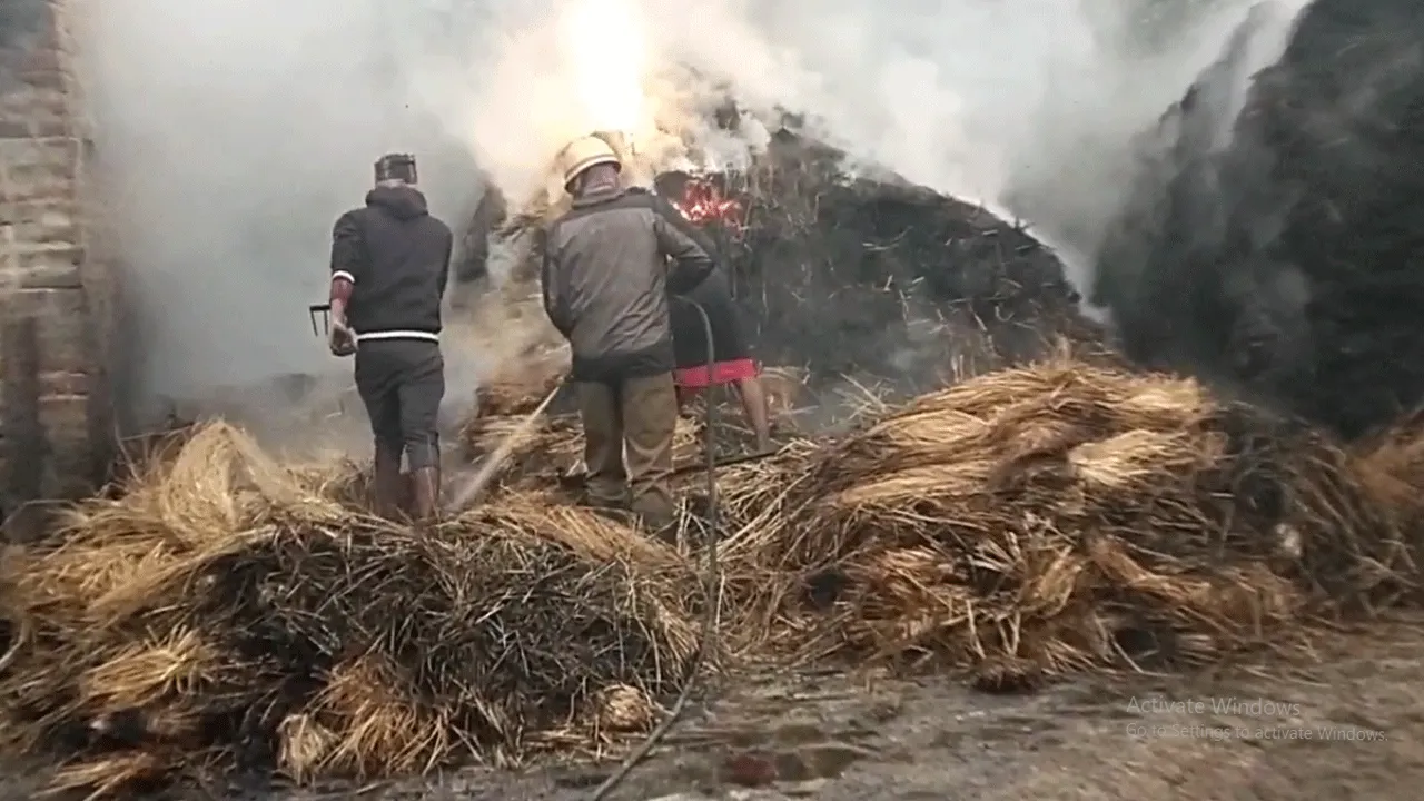 খড়ের পালুইয়ে আগুন লেগে পুড়ল বাইক, অল্পের জন্য রক্ষা পেল বসত বাড়ি