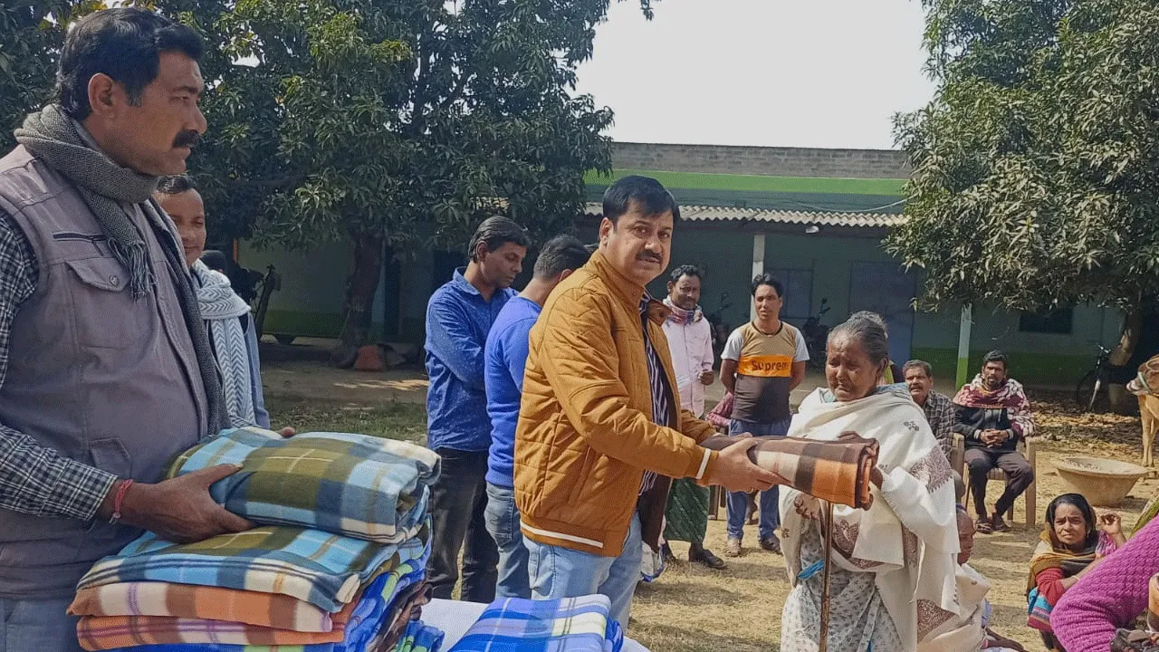 হিমঘরের পক্ষ থেকে দুস্থদের হাতে তুলে দেওয়া হলো কম্বল