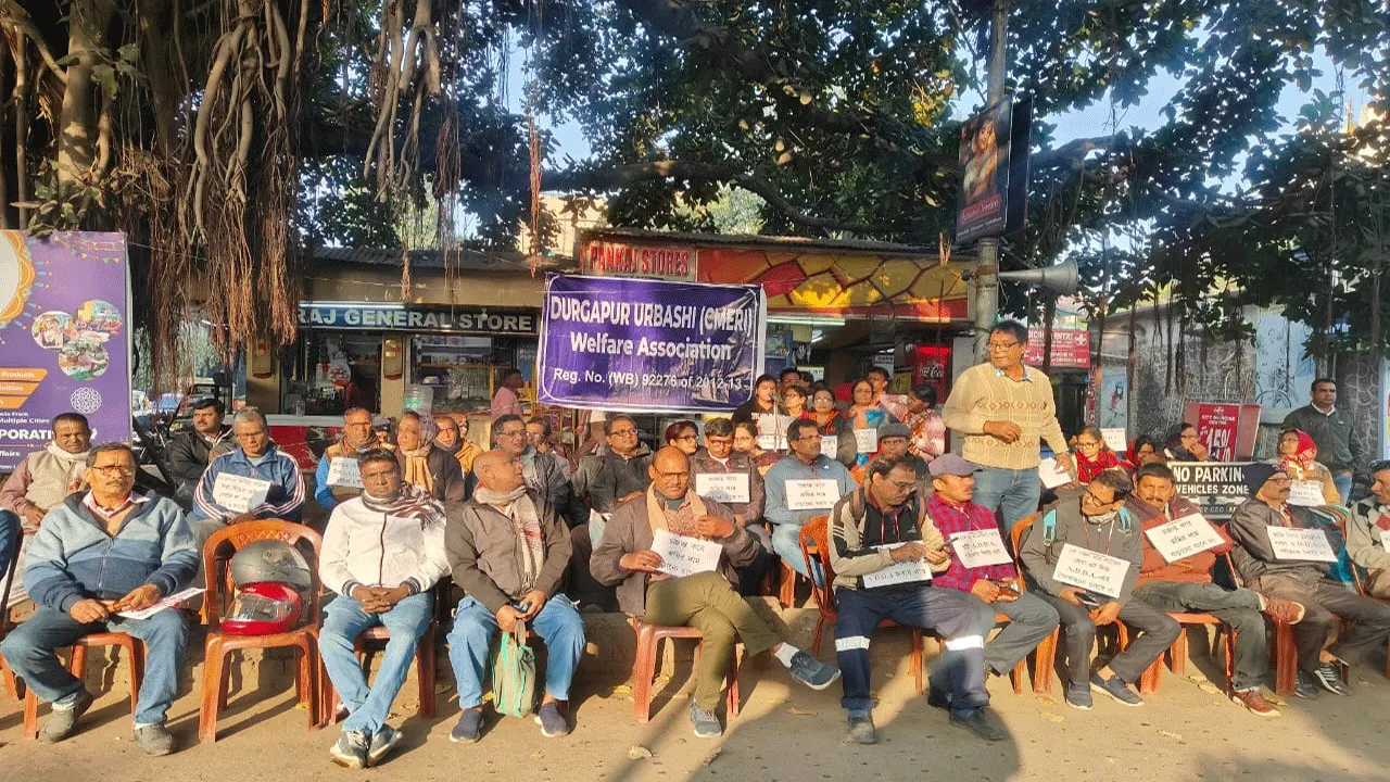 প্রাপ্য জমির দাবিতে ধর্নায় দুর্গাপুর উর্বশী ওয়েলফেয়ার অ্যাসোসিয়েশনের সদস্যরা