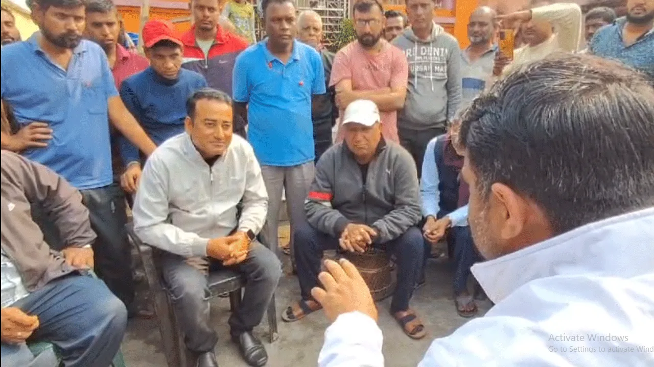 দুর্গাপুরে  উচ্ছেদ অভিযান নিয়ে স্থানীয়দের ক্ষোভের মুখে রেল আধিকারিকরা