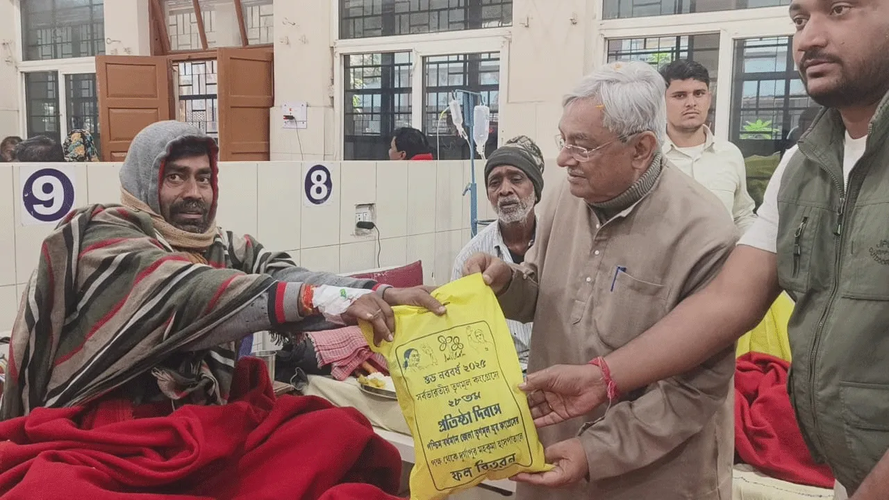 দলের প্রতিষ্ঠা দিবসে ফল মিষ্টি দিয়ে শুভকামনা মন্ত্রীর