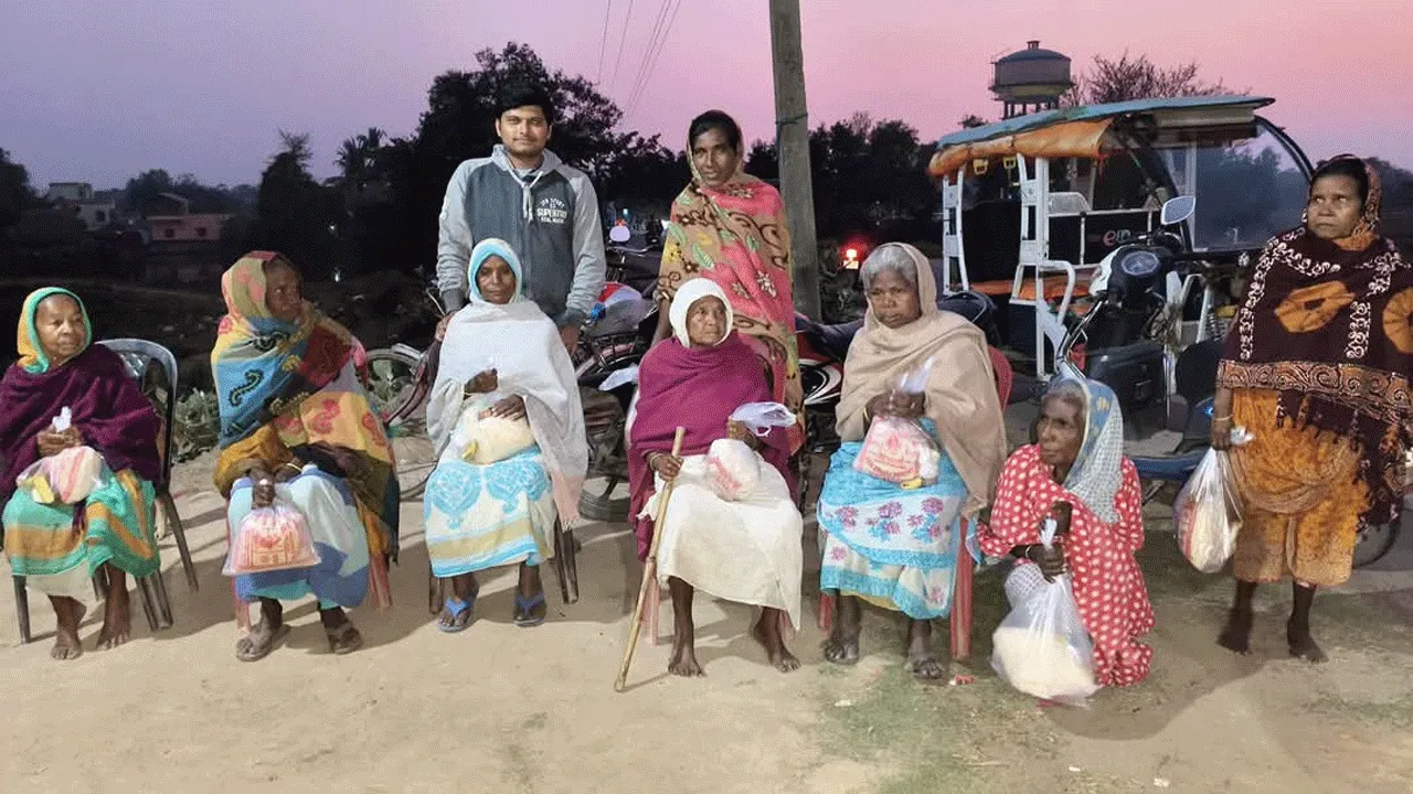 বন্ধুর জন্মদিন পালিত হলো অসহায় বয়স্কদের মাঝে