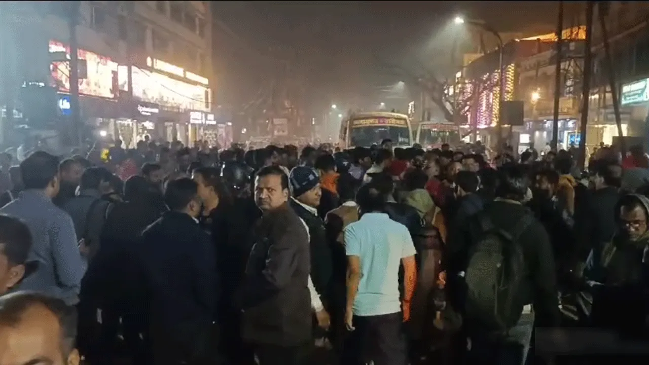 রানিগঞ্জ – দুর্গাপুর রুটের মিনিবাসের ধাক্কা স্কুটি চালককে, অবরোধ বিক্ষোভ