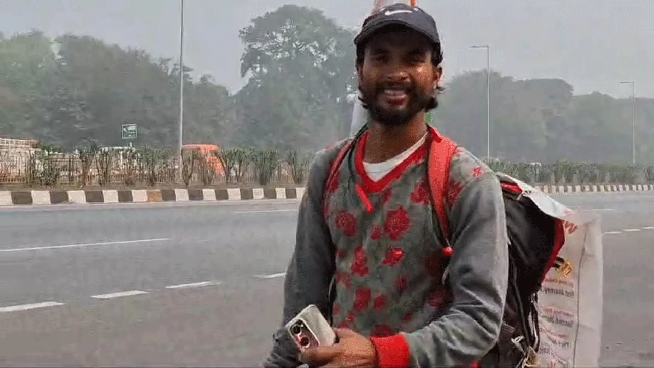 পায়ে হেঁটে মহাকুম্ভের পথে যুবক রাজকুমার