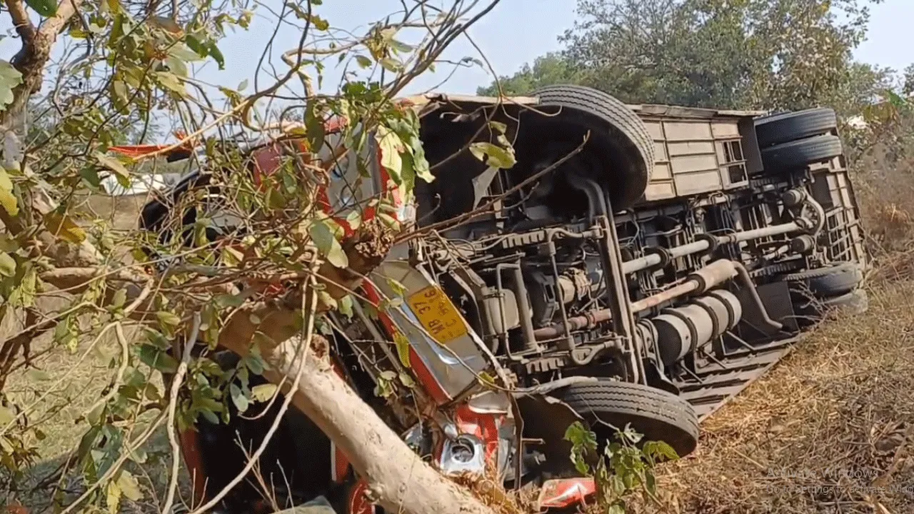 আসানসোলে দুর্ঘটনার কবলে কুম্ভগামী টুরিস্ট বাস