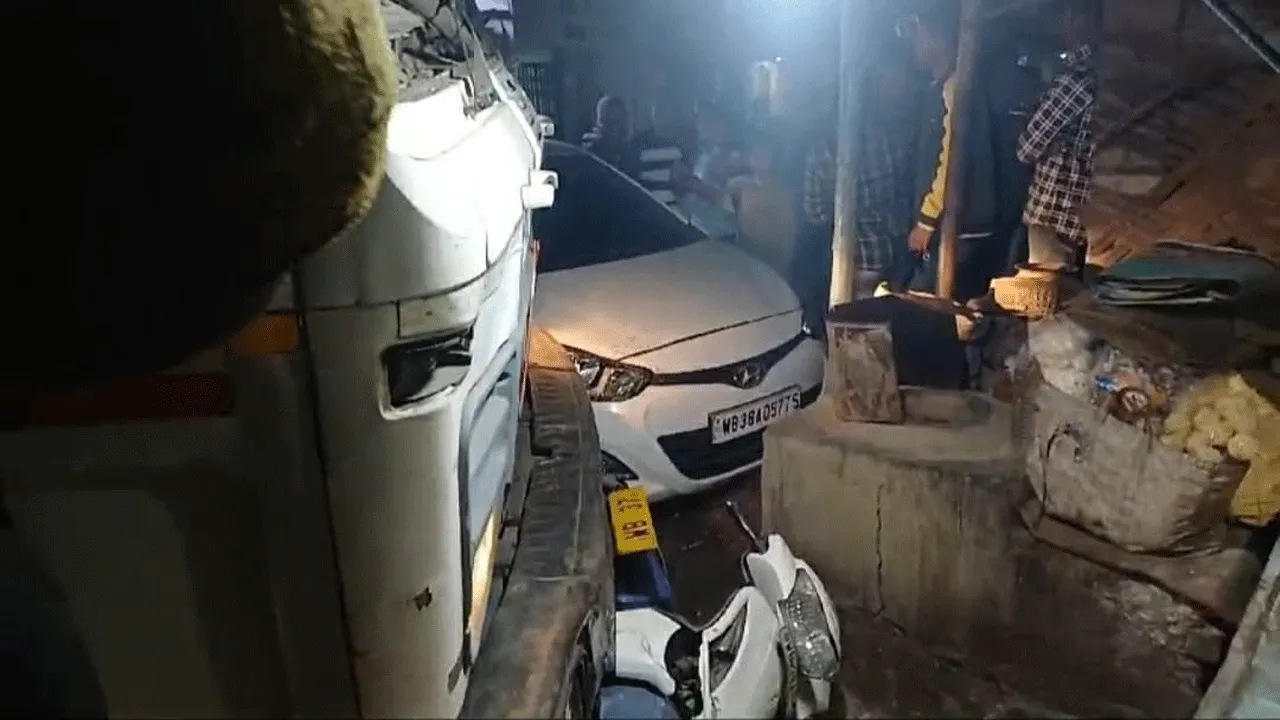 নিয়ন্ত্রণ হারিয়ে দোকানে ঢুকলো ডাম্পার, অল্পের জন্যে প্রাণে বাঁচলেন অনেকে