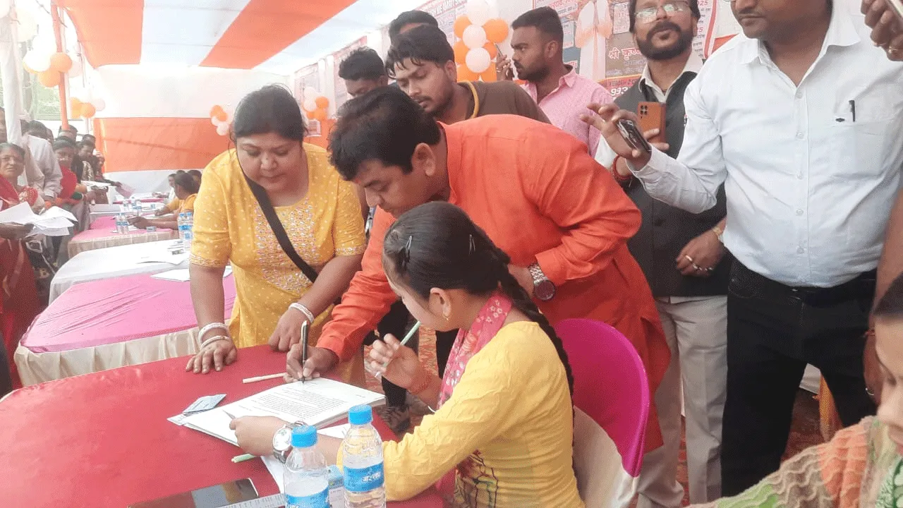 প্রয়াগরাজে যাবার জন্য শ্রদ্ধালুদের লম্বা লাইন