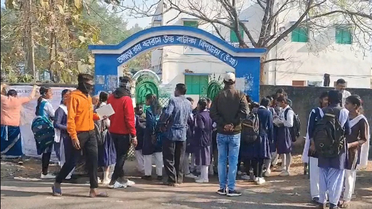 এবারের মাধ্যমিক পরীক্ষায় মোবাইল সহ একাধিক সতর্কতা বিধি