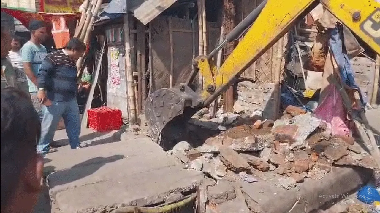 দুর্গাপুরে চলল বুলডোজার, ভেঙে গুঁড়িয়ে দেওয়া হল দোকানপাট