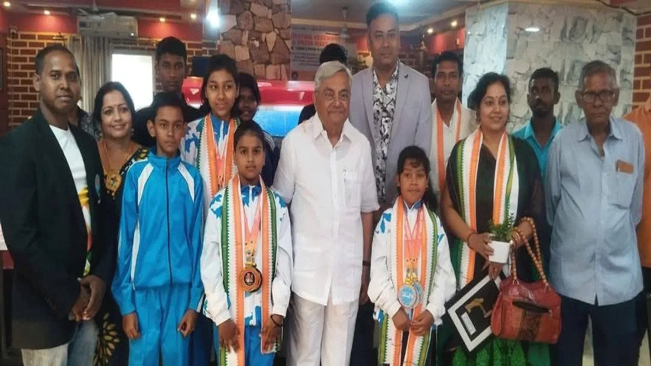 জেলার নাম জাতীয় ও আন্তর্জাতিক ক্রীড়া ক্ষেত্রে তুলে ধরা চার কৃতীকে সংবর্ধনা