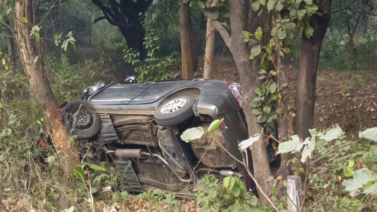 কুম্ভ থেকে ফেরার পথে উল্টে গেল গাড়ি