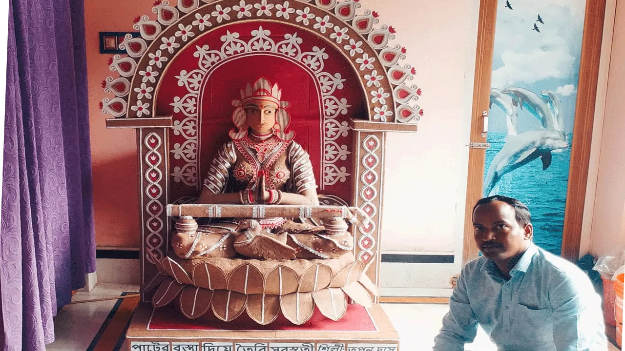চটের বস্তার টুকরো দিয়ে সরস্বতী ঠাকুর তৈরি করলেন গুসকরার শিক্ষক