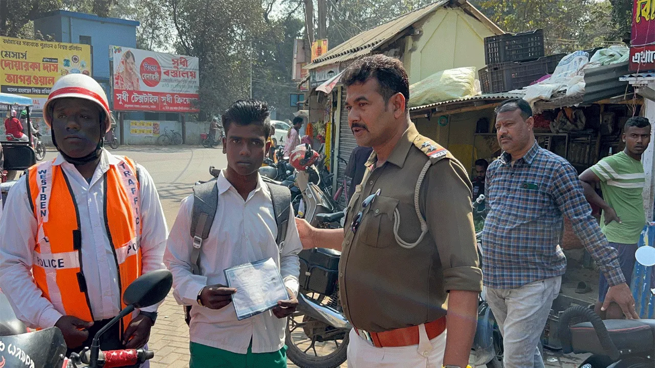 বাড়িতে ফেলে এলো অ্যাডমিট কার্ড – মাধ্যমিক পরীক্ষার্থীর পাশে ট্রাফিক গার্ড