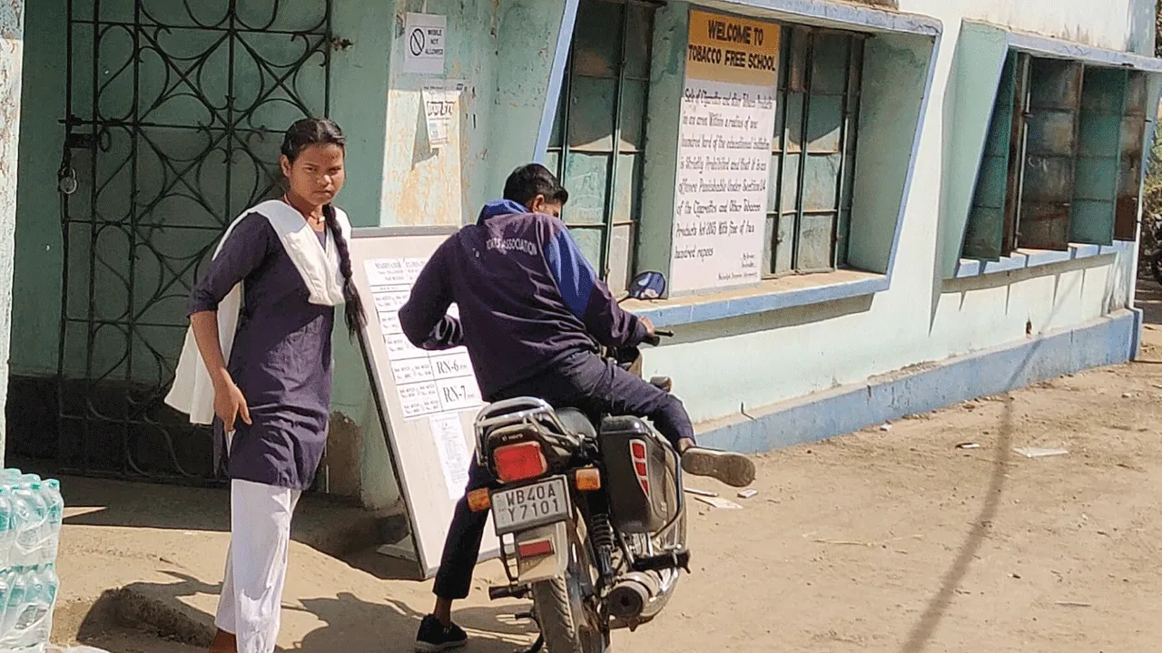 অ্যাডমিট কার্ড ভুলে বিপাকে পরীক্ষার্থীরা, পাশে দাঁড়াল পুলিশ ও সিভিক কর্মী
