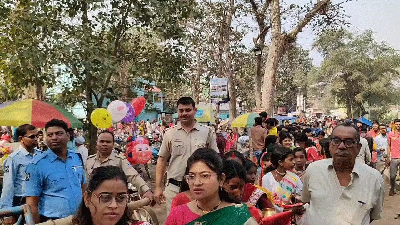 শিবরাত্রিতে বাবা রাঢ়েশ্বরের মাথায় জল ঢালতে ভক্তদের ভিড়