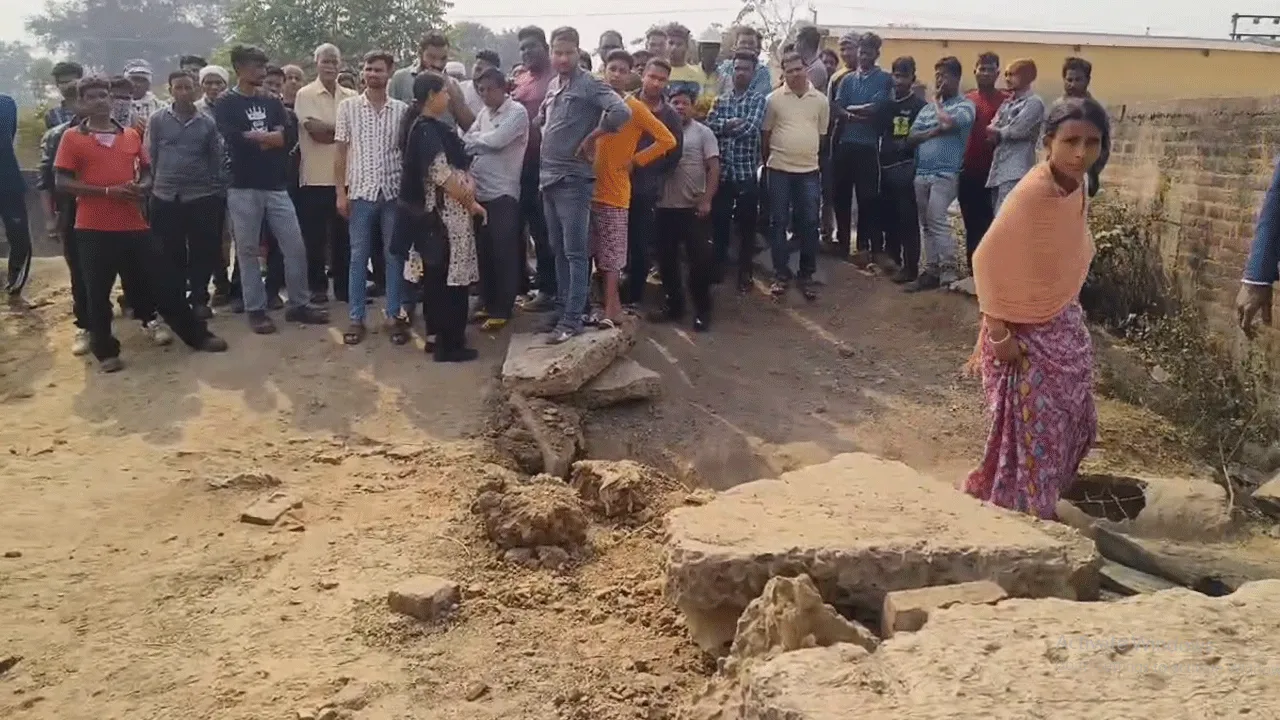 ঢালাই রাস্তা কেটে জল নিকাশের ব্যবস্থা, হয়নি কালভার্ট, বিক্ষোভ