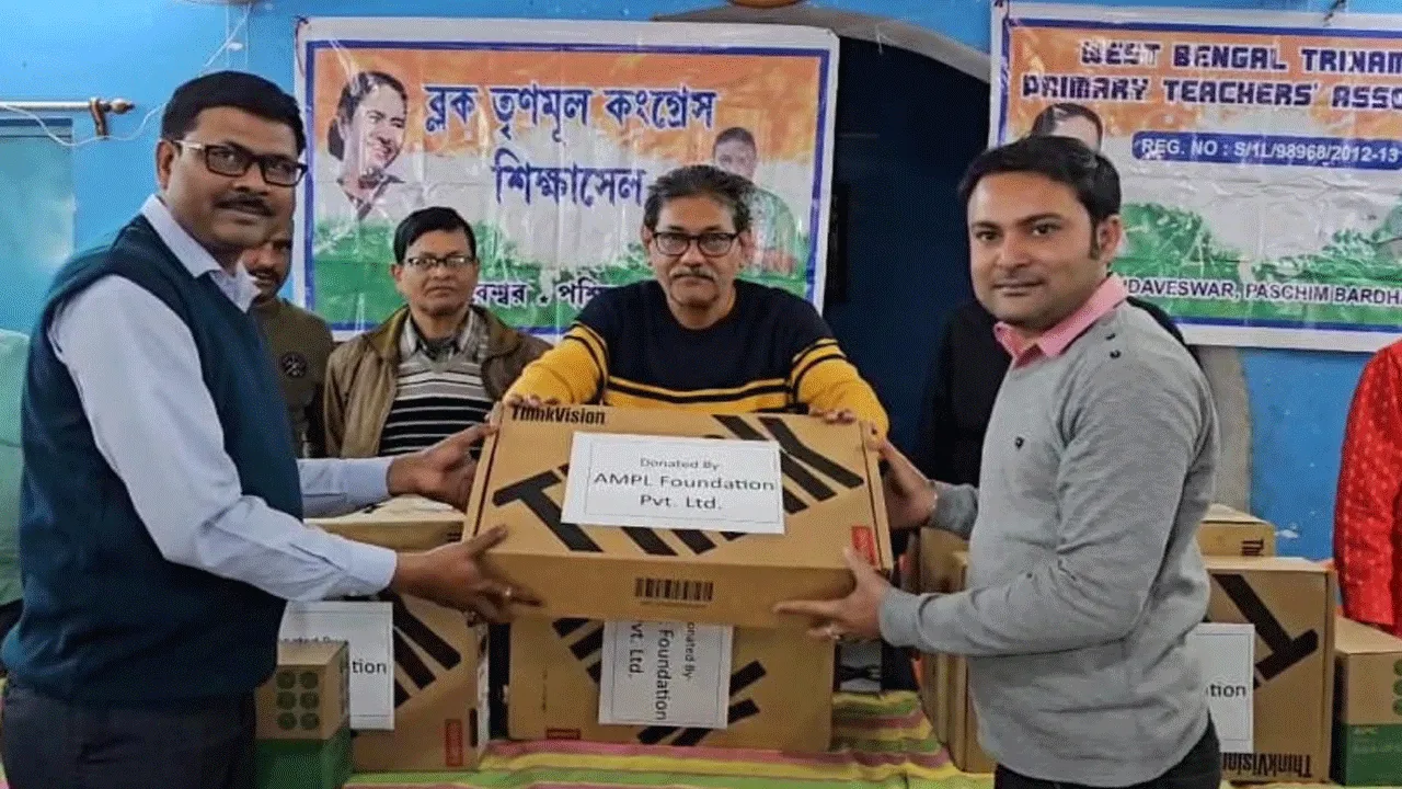 বিধায়কের হাত থেকে ১৮টি সরকারি প্রাথমিক বিদ্যালয় পেল নতুন কম্পিউটার