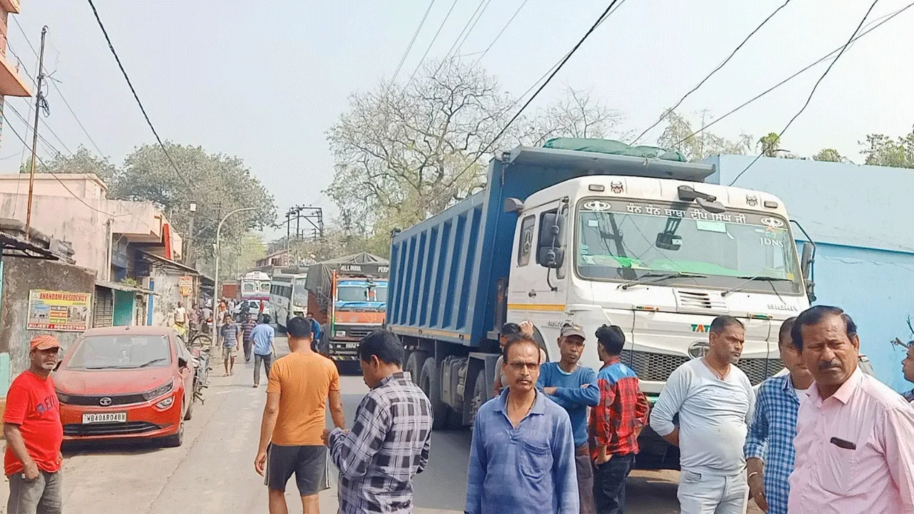 ছাই বোঝাই ডাম্পার আটকে পথ অবরোধ