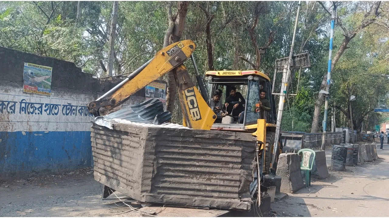 খুঁটি বোঝাই ট্রেলারের ধাক্কায় উপড়ে গেল টোল বুথ