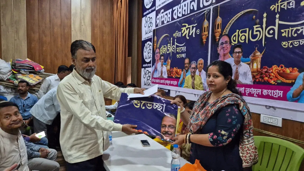 ঈদ উপলক্ষ্যে তৃণমূল কংগ্রেসের পক্ষ থেকে আর্থিক উপহার প্রদান