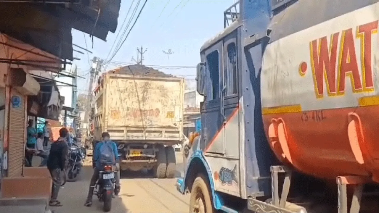 ইসিএলের গাড়ি আটকে বিক্ষোভ বাজার সমিতির