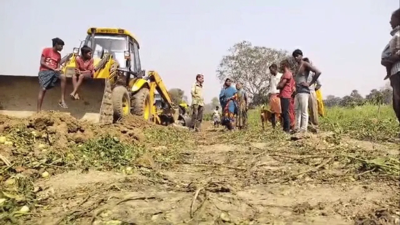 চাষের জমিতে বুলডোজার, ক্ষতিপূরণ চেয়ে বিক্ষোভ চাষীদের