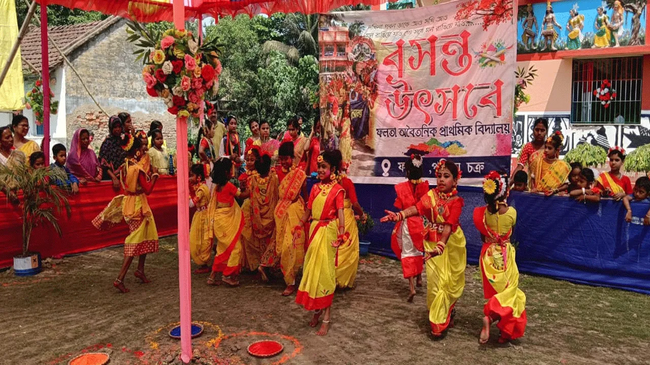 দোল উৎসবে মেতে উঠল প্রাথমিক বিদ্যালয়ের কচিকাচারা