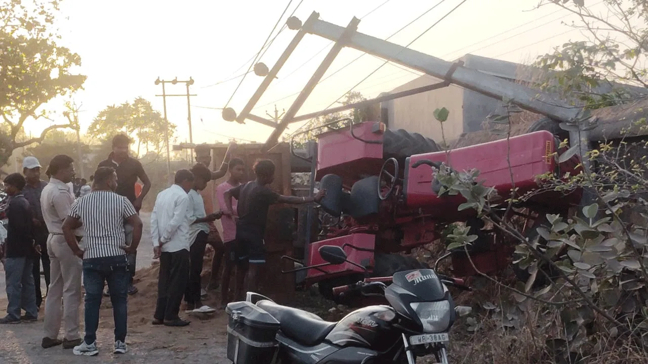 হাই টেনসনের পোলে ধাক্কা ট্রাক্টরের, মৃত চালক