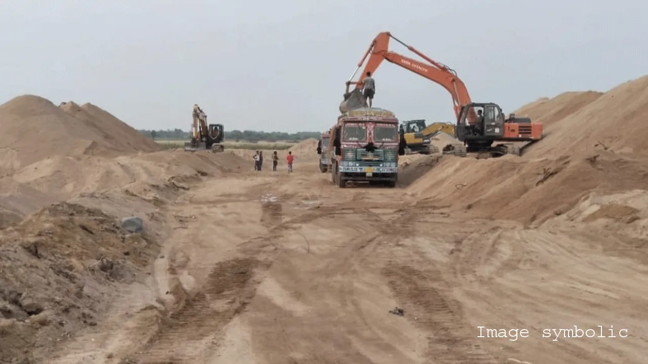 অবৈধ বালিখনন ও পাচার নিয়ে অন্ডালের বালি ঘাটে উত্তেজনা