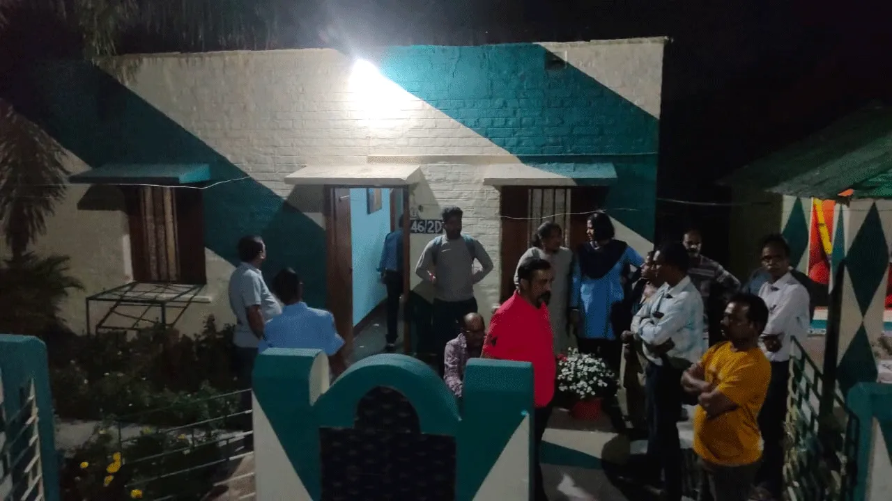 রেল আবাসনে ঢুকে গৃহবধূকে কুপিয়ে খুন, লুট সোনা-নগদ