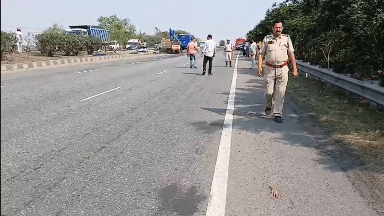 জাতীয় সড়কে নিয়ন্ত্রণ হারিয়ে উল্টে গেল গ্যাস ভর্তি ট্যাংকার, আতঙ্ক