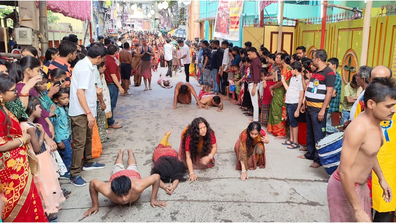 আসানসোল গ্রামের প্রাচীন ঐতিহ্যবাহী গাজন উৎসব