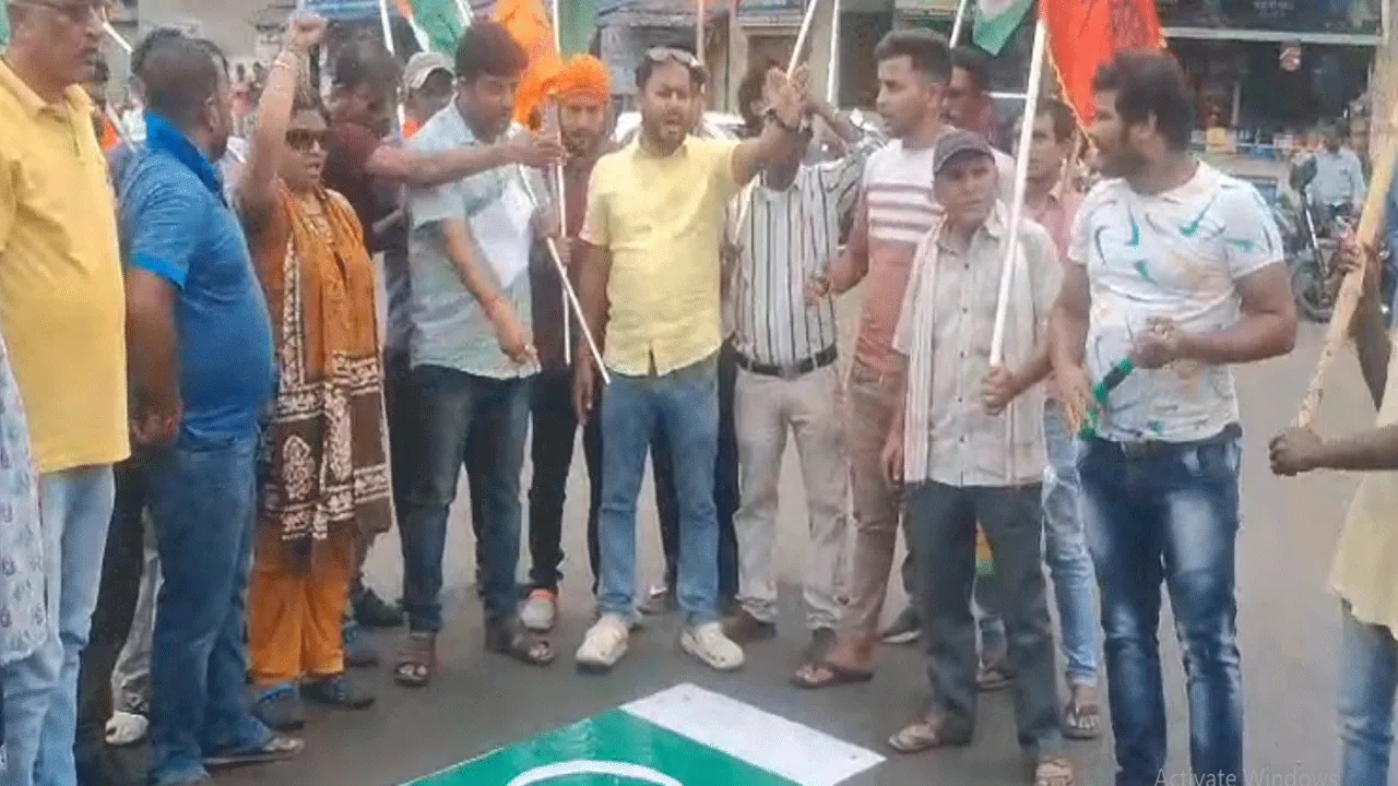 পাকিস্তানের জাতীয় পতাকা পুড়িয়ে কাশ্মীর জঙ্গি হামলার প্রতিবাদ