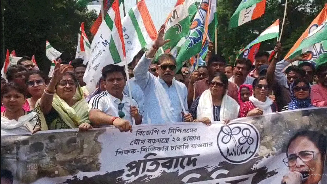 “ষড়যন্ত্রের শিকার চাকরিহারা শিক্ষক-শিক্ষিকারা”, ধিক্কার মিছিল তৃণমূলের
