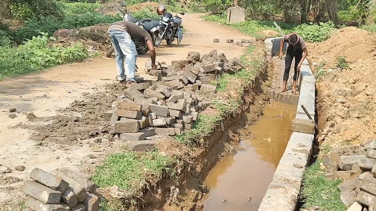 নবনির্মিত নিকাশি নালা ভেসে গেল নালার জলে, বিক্ষোভ গ্রামবাসীদের