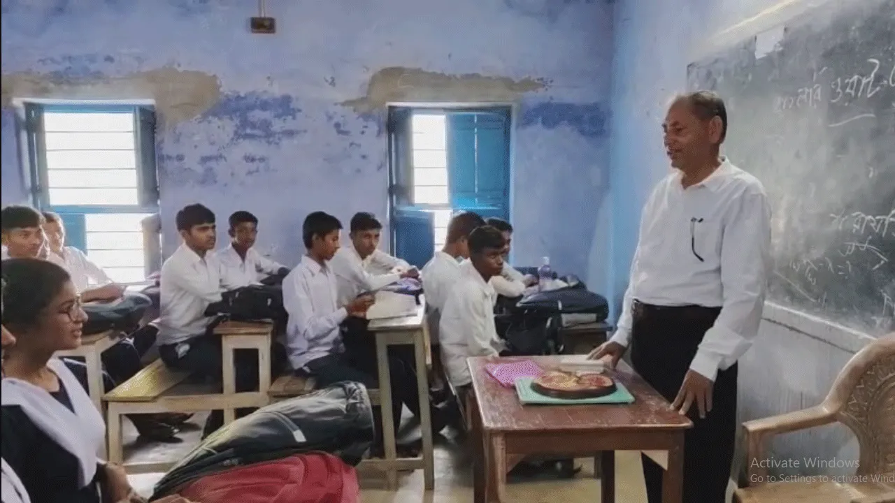 অবসর জীবন উপভোগ না করে নিয়মিত স্কুলে যান ছাত্র-ছাত্রী অন্ত প্রাণ মান্নান স্যার