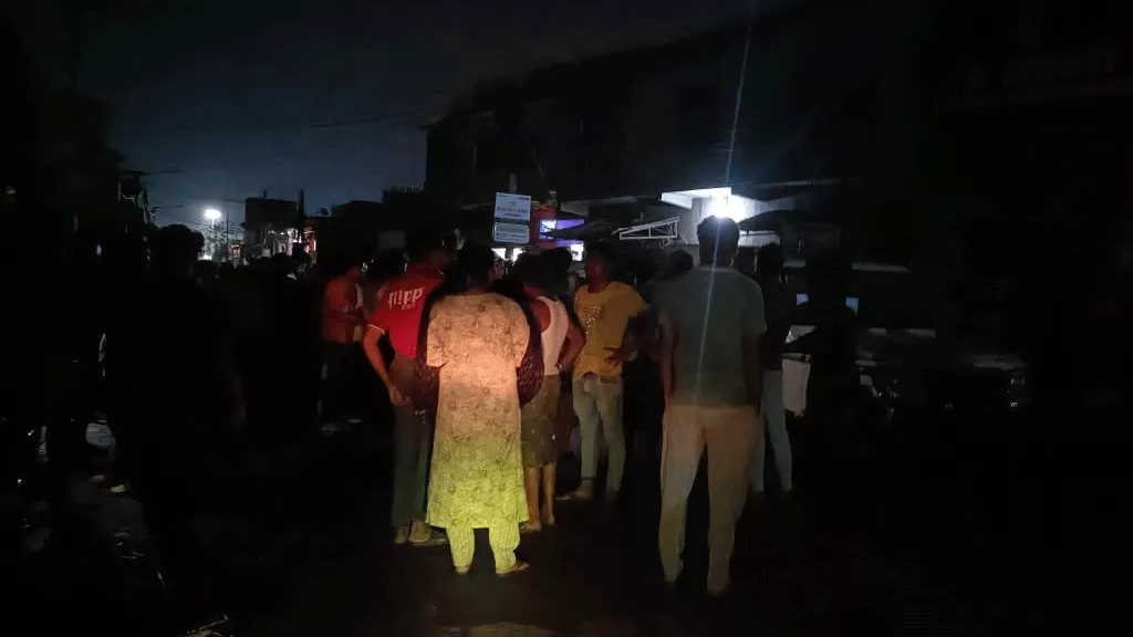 দুর্গাপুরে ষোল চাকার পণ্য়বাহী লরি পিষে দিল যুবককে, বিক্ষোভ