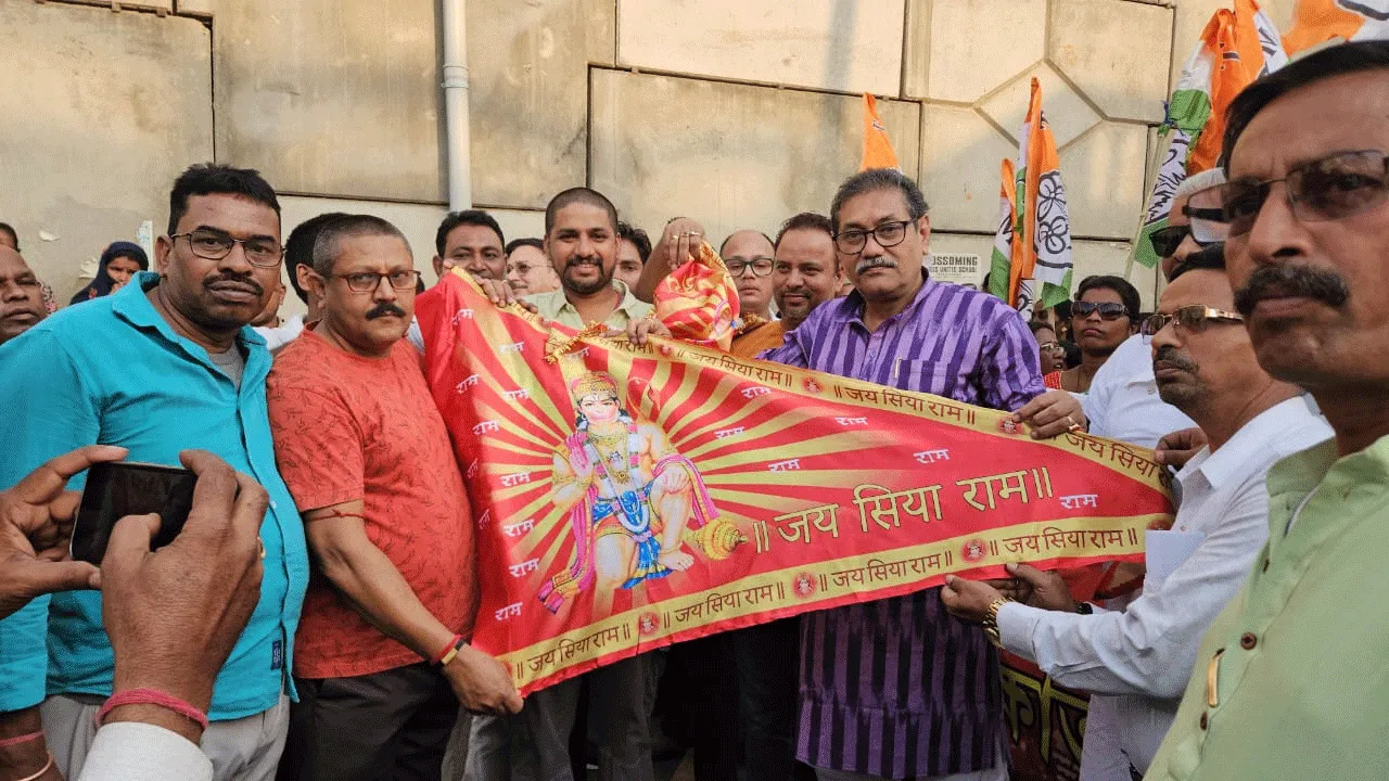 রামনবমী উপলক্ষ্যে “জয় সিয়া রাম” লেখা পতাকা বিতরণ বিধায়কের