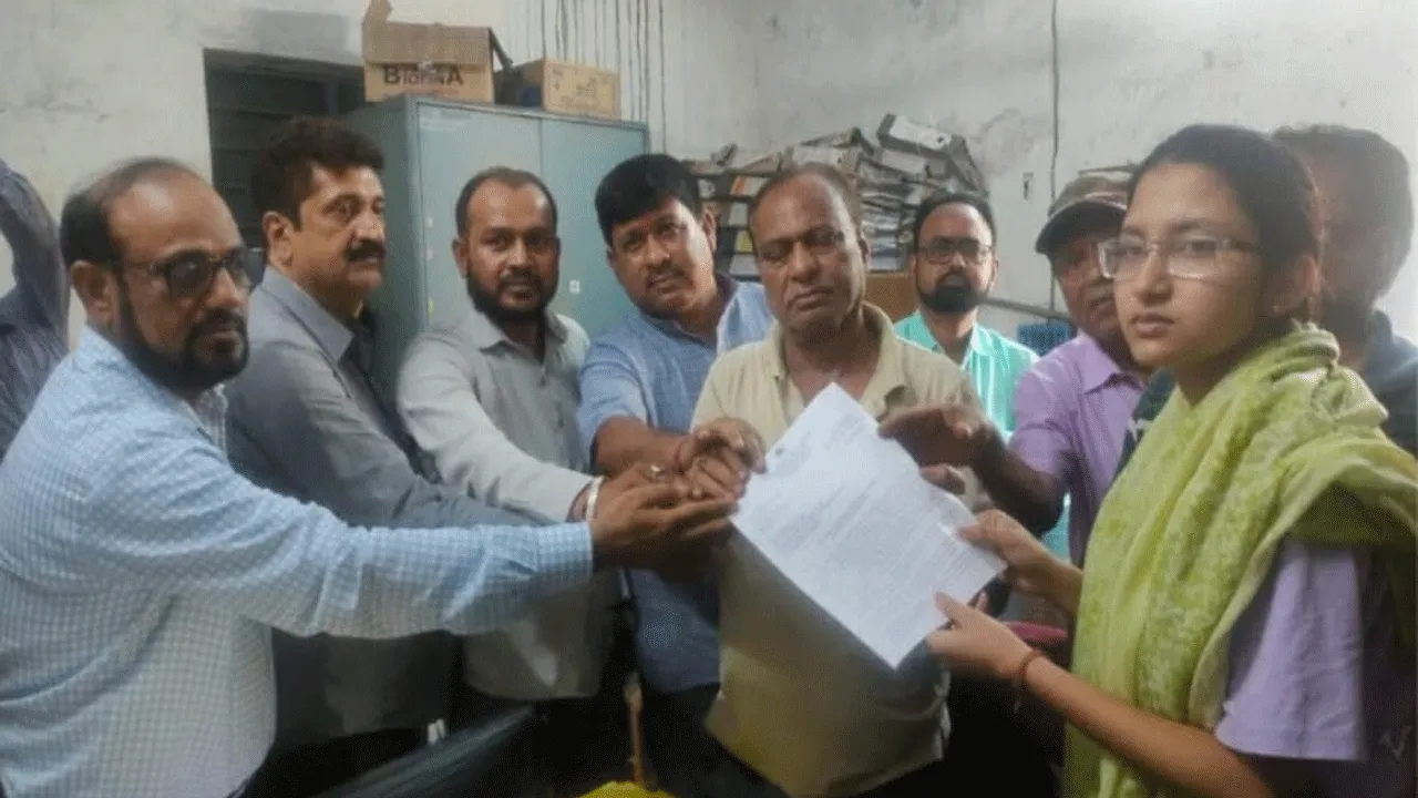 টানা ২৯ ঘন্টা মৃতদেহ নিয়ে বিক্ষোভ, চাকরির নিয়োগপত্র পেলেন মৃত খনি কর্মীর মেয়ে