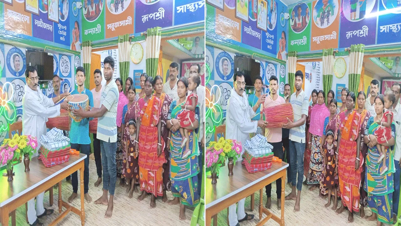 আদিবাসী নৃত্য দলের হাতে তুলে দেওয়া হলো ধামসা মাদল